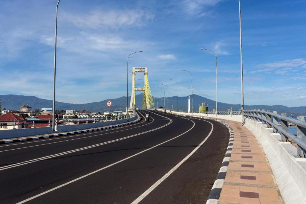 Biz Boulevard Hotel Manado Exteriör bild