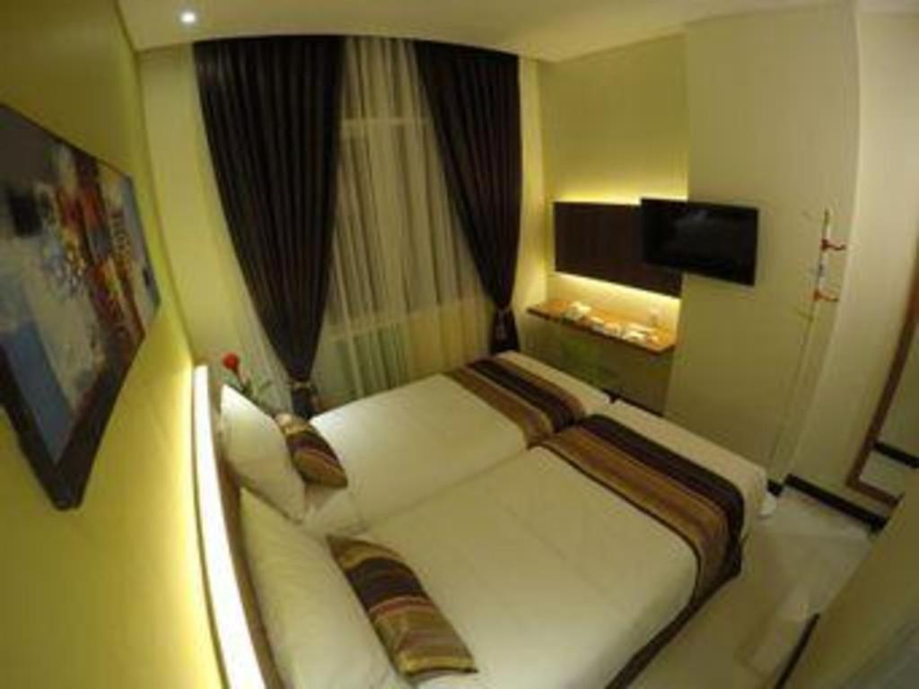 Biz Boulevard Hotel Manado Exteriör bild