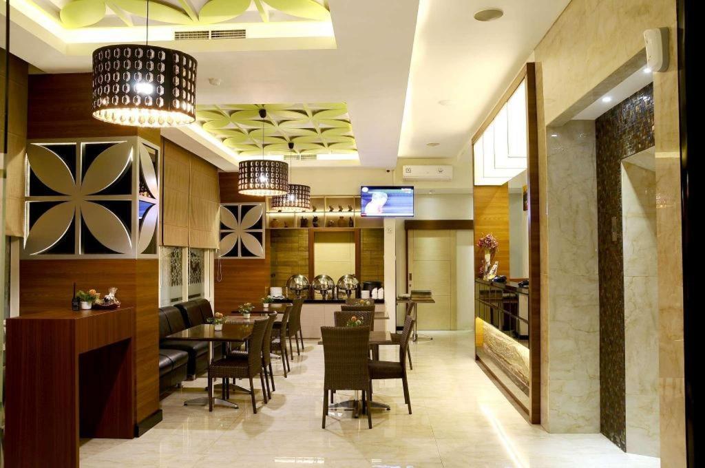 Biz Boulevard Hotel Manado Exteriör bild