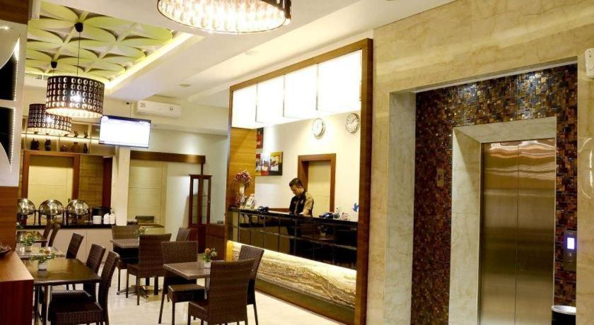 Biz Boulevard Hotel Manado Exteriör bild