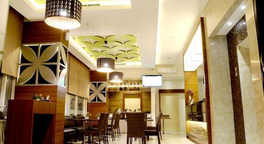 Biz Boulevard Hotel Manado Exteriör bild