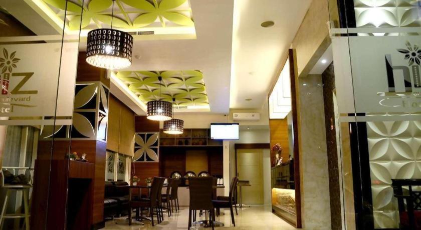 Biz Boulevard Hotel Manado Exteriör bild