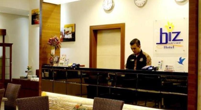 Biz Boulevard Hotel Manado Exteriör bild