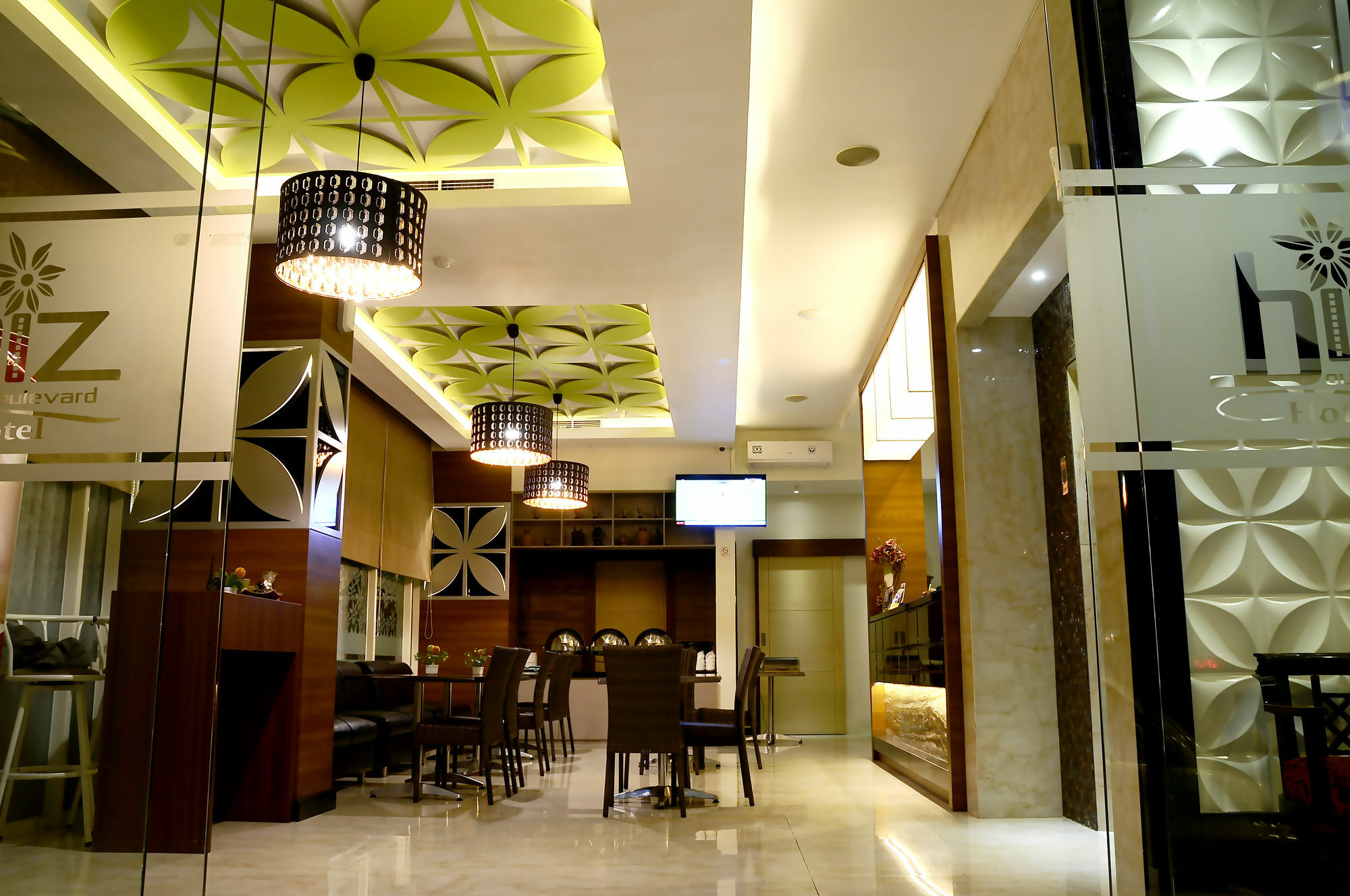 Biz Boulevard Hotel Manado Exteriör bild